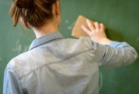 Обложка «Мне с ходу навьючили 37 часов»: честный рассказ молодого учителя о школе и о себе