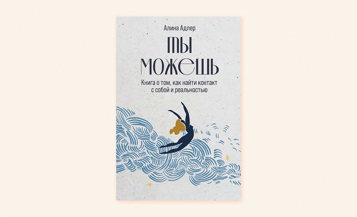 сын поглядывает за мамой  