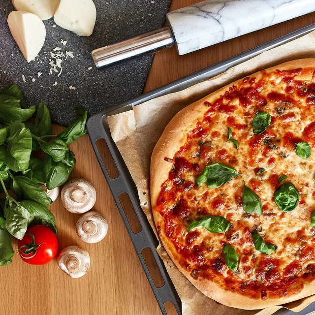 Пошаговый рецепт домашней пиццы: дети любят её не только есть, но и готовить