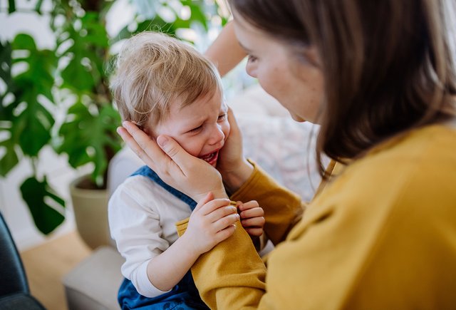 Ребёнок в саду боится детей, не отходит от воспитательницы: как помочь ему адаптироваться