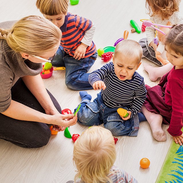 Что делать, если ребёнку не нравится воспитатель?