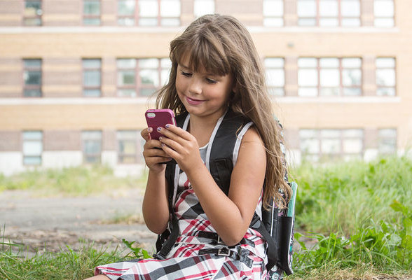 «Было бы хорошо запретить в школах мобильные телефоны»