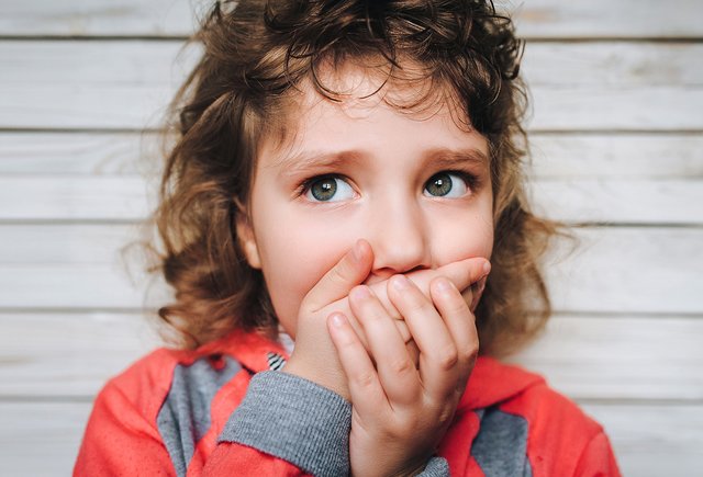«Сейчас по губам получишь». Почему даже хорошие дети врут и матерятся и что делать родителям