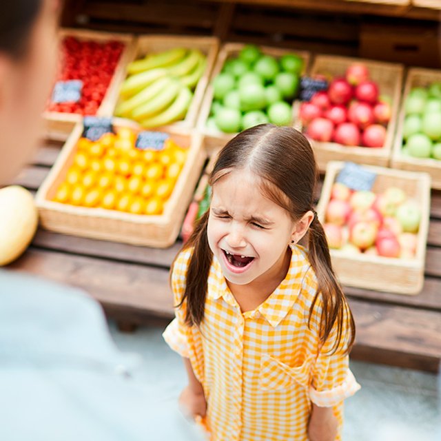 Кричит в общественном месте и хамит маме. 8 вопросов о плохом поведении детей