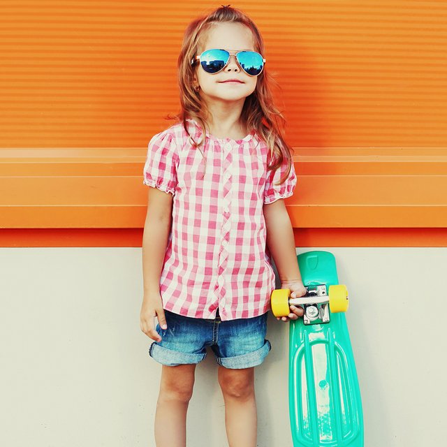 Девочка предпочитает одеваться как мальчик. Стоит ли родителям беспокоиться об этом?