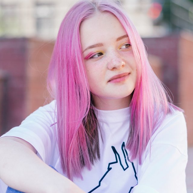 Подросток часто красит волосы: не вредно ли это