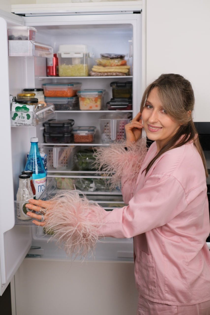 Холодильник с продуктами. Как тратить на продукты 35 тысяч в месяц — и есть как в ресторане: советы шеф-повара и блогера Марии Шелушенко