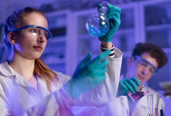 Подростки в химической лаборатории