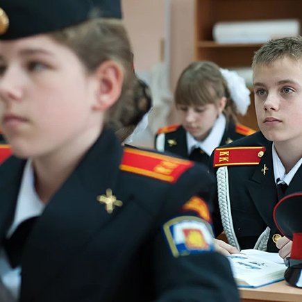 Стрелять и маршировать с седьмого класса: как устроены кадетские классы в московских школах