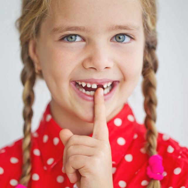 Нужно ли удалять молочные зубы у стоматолога?