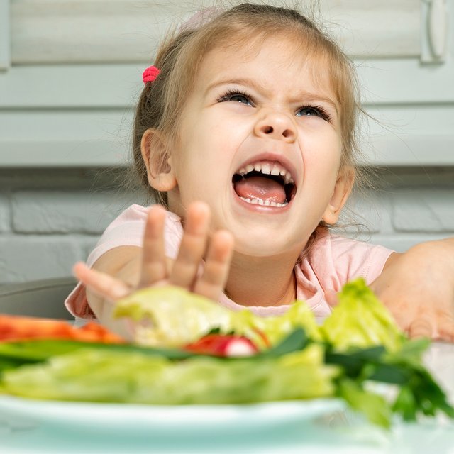 Ребёнок не ест овощи и фрукты, говорит, что от них его тошнит: что делать