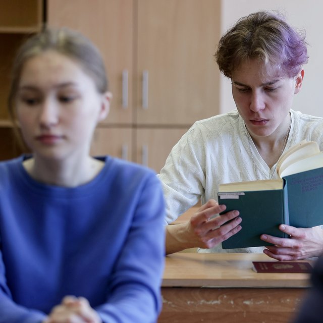 "Дети в истерике". 33 выпускникам аннулируют результаты ЕГЭ по русскому: что случилось и кто виноват