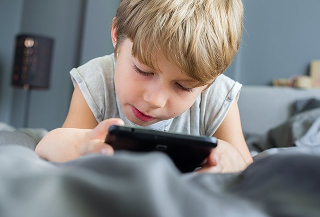 Что делать, если ребёнок зависает в телефоне?