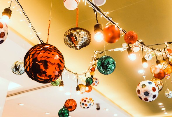 Шары под потолком, 7 идей как украсить дом: не только дождик и мишура