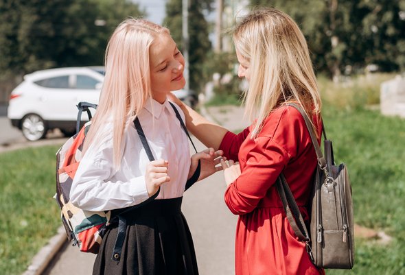 колледж, родитель, образование, кавказец, школьный портфель, ученик, улыбка, обратно в школу, мать, дети, школа, готовься, женщина, воспитание детей, знание, урок, веселый, девочка, утро, экзамен, на улице, взрослый, уход, дочь, забота, ребенок, прощание, любовь, учеба, женщина, студент, до свидания, ребенок, двое, форма, отношения, школьница, вместе, подросток, детство, учиться, позитивный, подросток, люди, пока, образ жизни, на открытом воздухе, рюкзак, семья;