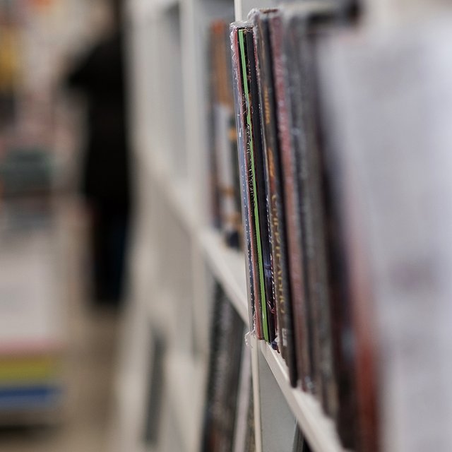 Ребенку выдали рваный учебник, библиотека отказывается его менять. Что делать?