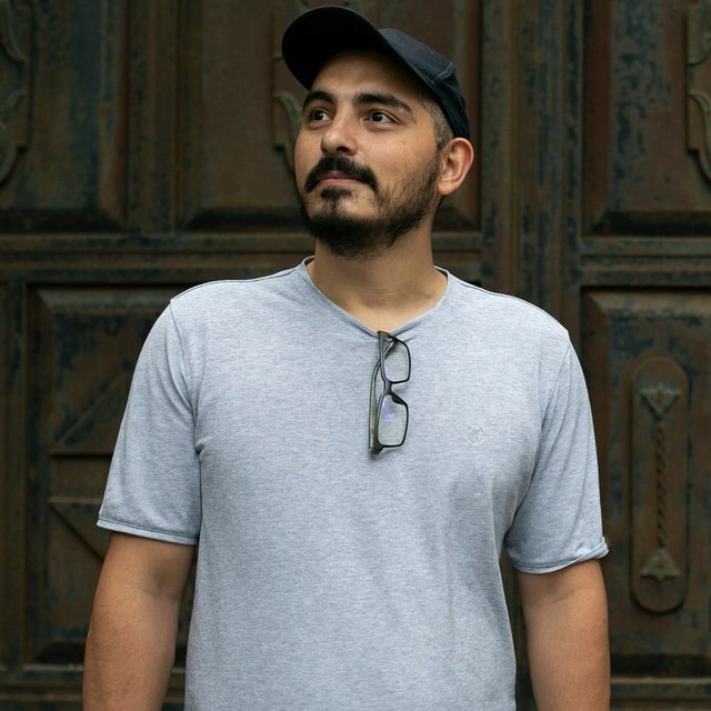 «Миром будут управлять женщины. Потому что они читают книжки»: писатель Ислам Ханипаев — о современной литературе