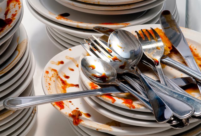 Соседка по общежитию не убирает за собой грязную посуду. Что делать?