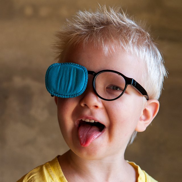 Ребёнок носит очки с заклеенным стеклом: как реагировать на насмешки