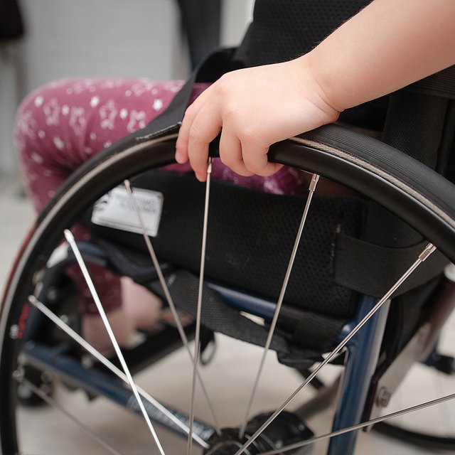 Класс, в котором учится ребёнок с инвалидностью, переехал на третий этаж: допустимо ли это