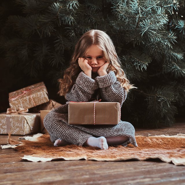 Ребёнок ждёт чуда, а его не будет. Как реагировать на разочарование от «неправильного» подарка?