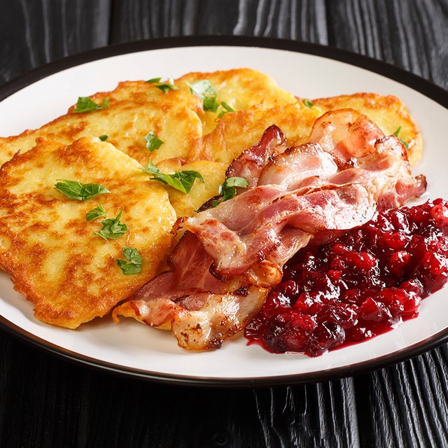 Картофельные оладьи с брусничным вареньем — хит с кухни Петсона и Финдуса