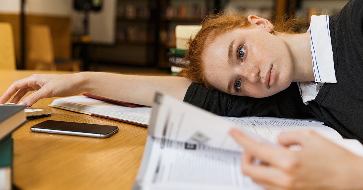 Случаи студентов. Голова которая читает руку. Tired student Brown hair. Tired Red.