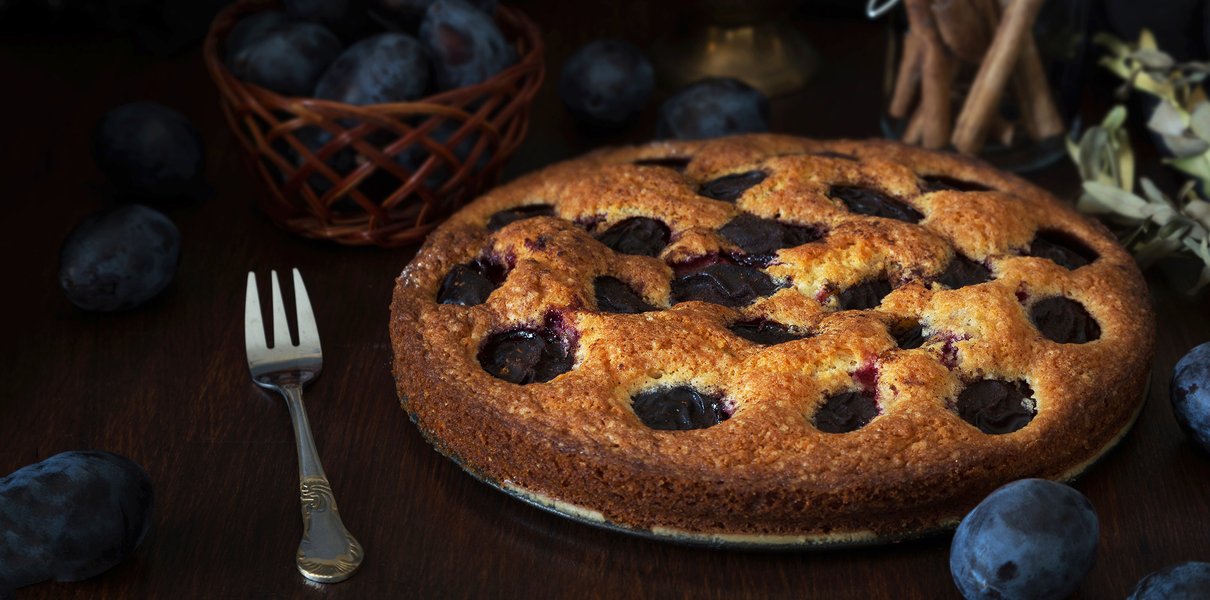 Легендарный сливовый пирог: его просто печь и можно хранить в морозилке