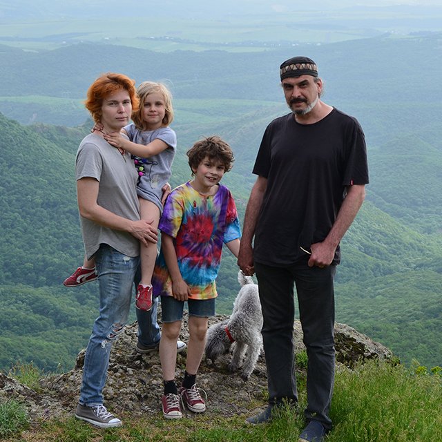 «Здесь два культа — еды и детей». Русские матери в Грузии — о том, почему они не хотят возвращаться в Россию