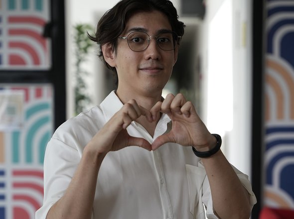 «Почему мне комфортно? Просто я молодой»: учитель физики — о том, почему он обожает работать в школе