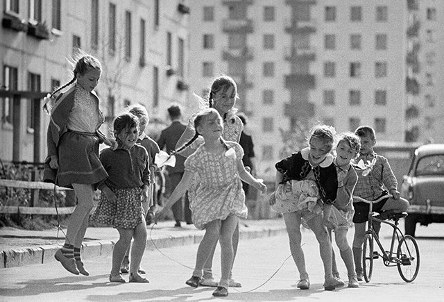 Паутинка, резиночка и классики: как дворы стали частью нашего детства