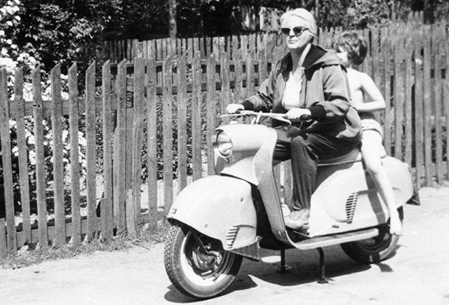 «Подумайте, как страшно зайти в класс, где ученики — твои ровесники. А бабушка смогла!»