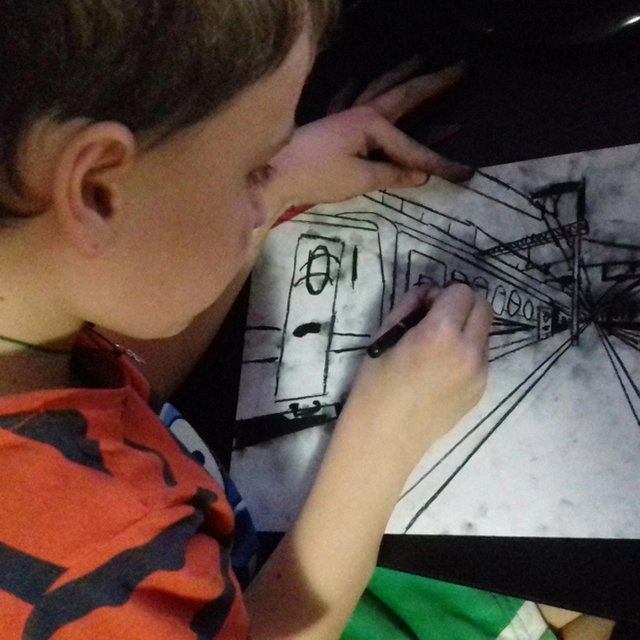 «Для таких, как ваш, у нас ничего нет». Почему дети с РАС неудобны для школ — даже при наличии адаптивных программ