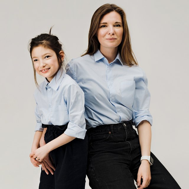 «Рубашка всё делает сама». Как мама девочки с ДЦП придумала для неё удобную одежду