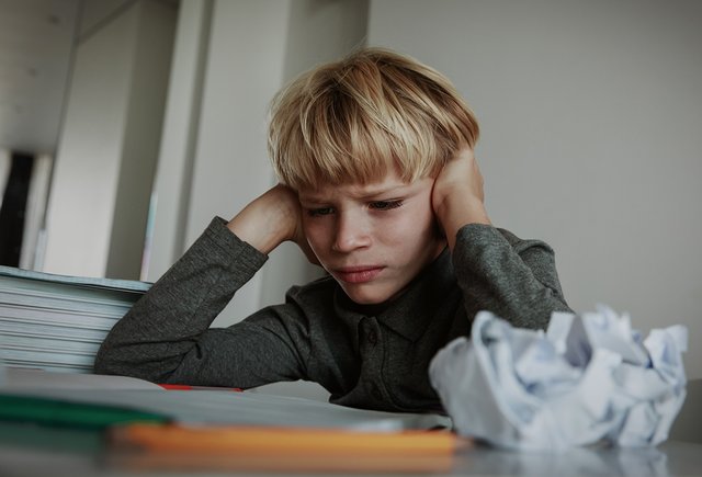 Когда не получается домашка, ребенок бьет себя по голове и ломает ручки. Как ему помочь?