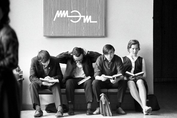 Студенты готовятся к экзамену во время сессии в вузе