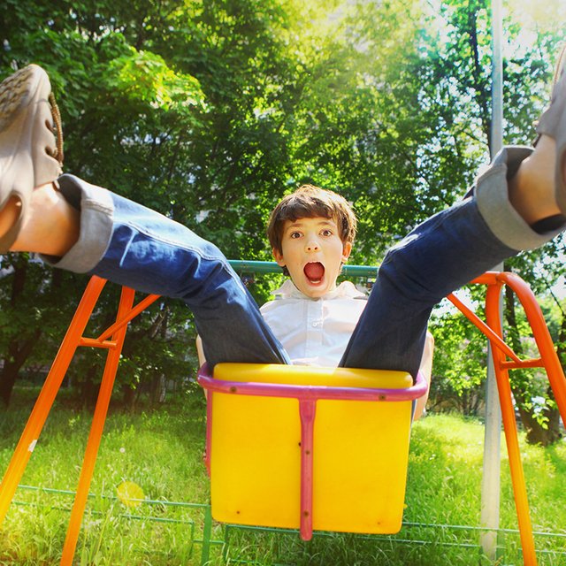 5 опасностей, о которых стоит напомнить детям: от телефона в ванне до «солнышка» на качелях