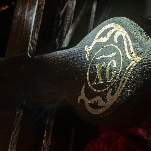 «Пока ждали врачей, я вытирала салфетками кровь с ее лица»: как дети переживают смерть близких и чем им можно помочь