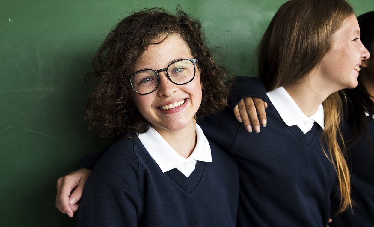 Школьницы на фоне зеленой доски. Российская и международная программы: как совместить это в школе и не перегрузить ребенка