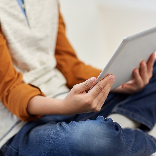 За вашими детьми следят. Кто и зачем просит учителей мониторить соцсети учеников