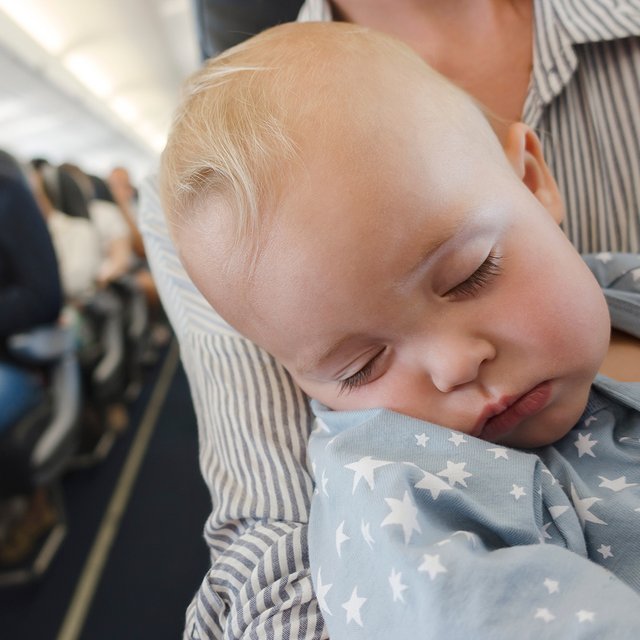 Грудной ребёнок в самолёте: с какого возраста можно летать и что брать с собой