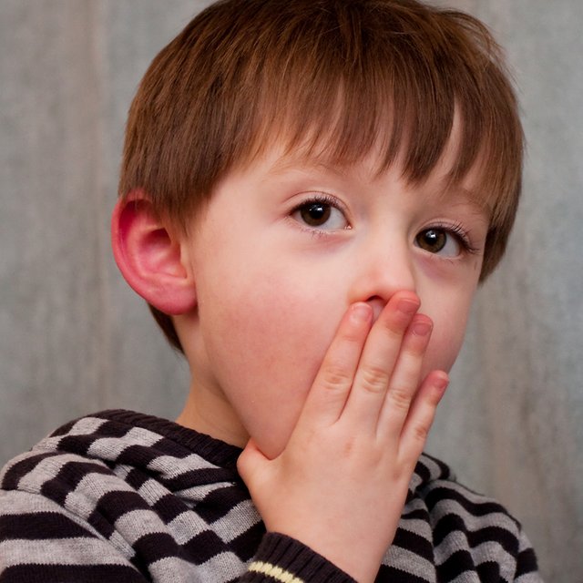 «Врёт и не краснеет!» Зачем дети лгут и нужно ли их за это ругать