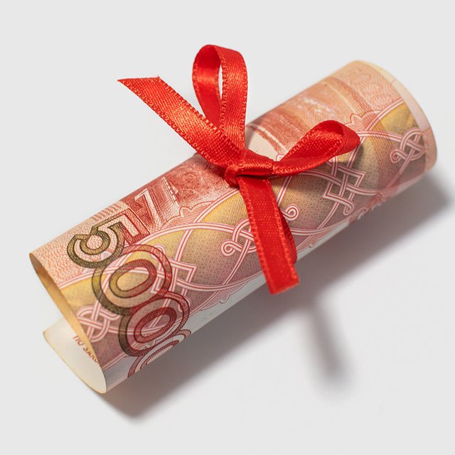 Дорогой подарок или букет учителю – это взятка? Могут ли за это привлечь к ответственности