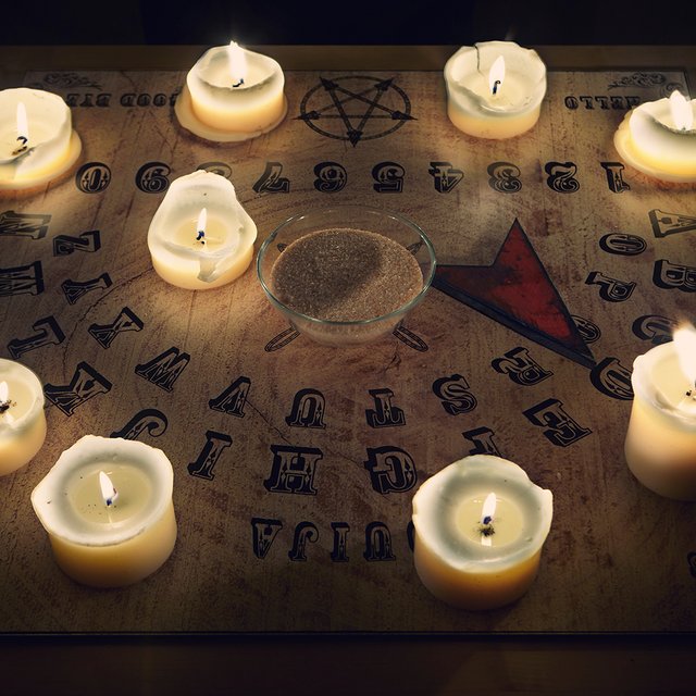 «Духи не хотят общаться со скептиками». История девочек, которые изобрели спиритические сеансы