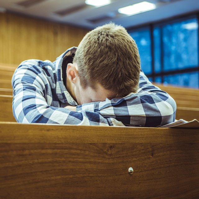 Как вести себя педагогу, если студент спит на паре