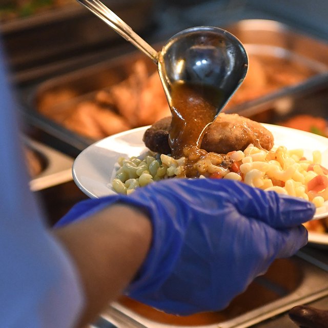 Тонны отчетности и ни грамма сосисок: как устроено школьное питание и что делать, если дети им недовольны