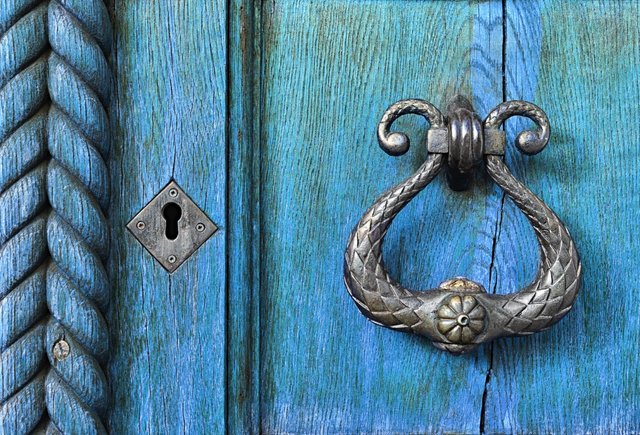 Как правильно: «в предверие Нового года» или «в преддверии»