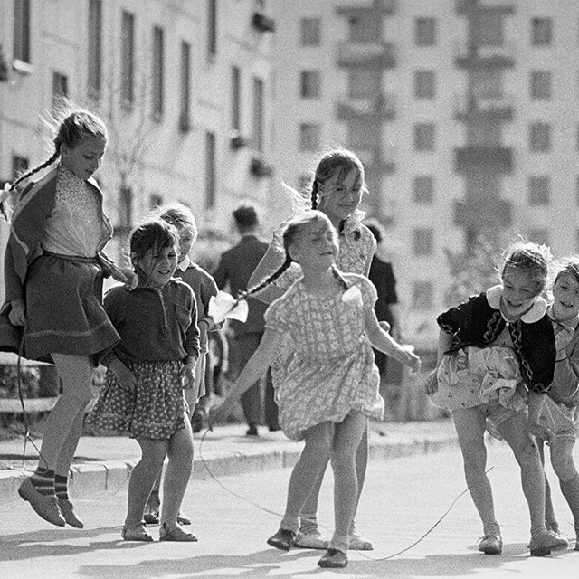 Паутинка, резиночка и классики: как дворы стали частью нашего детства