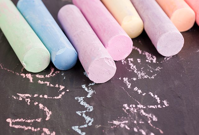 Что делать, если ребёнок грызёт мел?