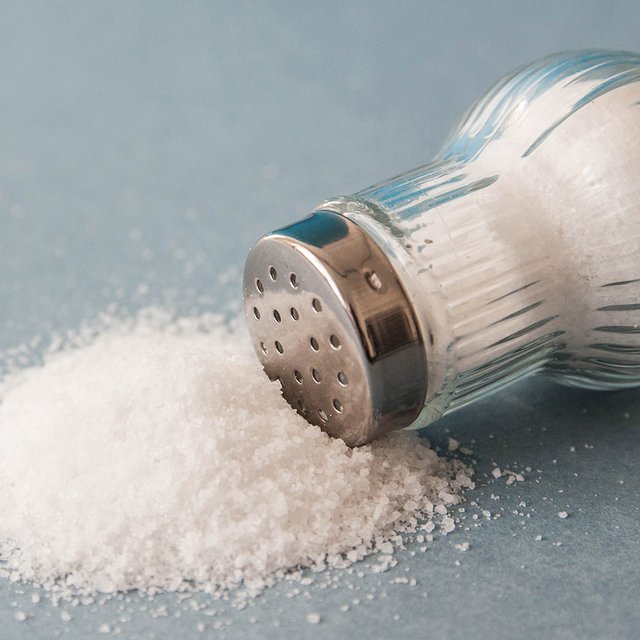 Ребёнок ест очень много соли: нормально ли это и что делать